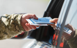 З 1 січня 2026 року змінюються правила виїзду за кордон чоловіків, які працюють у сфері медіа