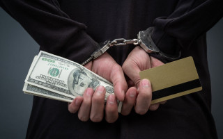 Між браслетом і ґратами: як суди практикують обрання запобіжних заходів для підозрюваних