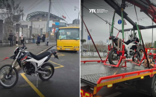У Києві вперше евакуювали мотоцикл — залишили біля зупинки громадського транспорту, фото