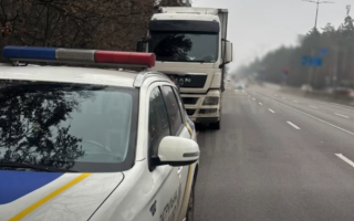 У Києві водій вантажівки «переміг» пластикові стовпчики, але програв патрульним в ПДР: відео