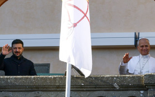 Запросив відвідати Україну: що відомо про аудієнцію Володимира Зеленського з Папою Римським, фото