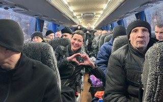 Беларусь передала Украине 114 освобожденных политзаключенных, среди них — украинцы, фото