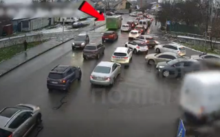 У Києві водій маршрутки об’їхав затор зустрічною смугою: відео