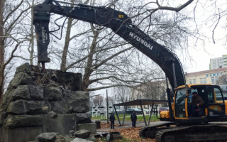 У Києві демонтували низку постаментів радянських пам’ятників, фото