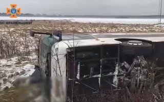 На Франківщині сталася смертельна ДТП — автобус з’їхав у кювет і перекинувся на бік, відео