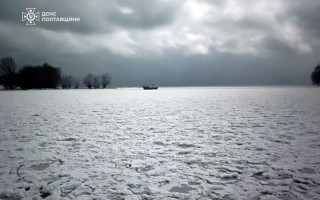 На Полтавщине в новогоднюю ночь группа людей застряла на лодке посреди замерзшего Днепра: фото