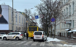 У Києві провалилася дорога, у провалі «застряг» тролейбус – фото