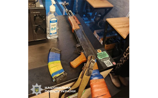 У супермаркеті Києва чоловік налякав відвідувачів муляжем автомата — фото