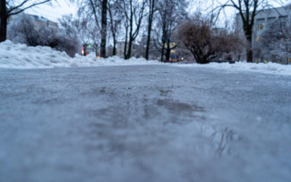 Київ у льодовій пастці: на дорогах — водяна ковзанка, а через зледеніння дротів не курсують трамваї та тролейбуси, відео