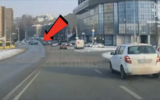 У Києві Lexus на зустрічній попався патрульним: водія оштрафували, відео