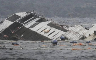 На борту было более 350 пассажиров: у берегов Филиппин затонул паром, есть жертвы, фото и видео