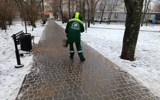 Одесса борется с гололедицей: задействованы почти 1600 коммунальщиков, людям советуют оставаться дома, фото и видео