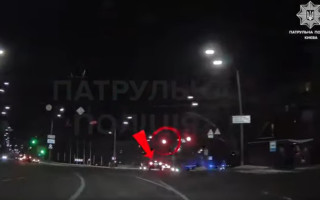 В Киеве наказали водителя Toyota, который на глазах у полиции проехал на красный сигнал светофора — видео