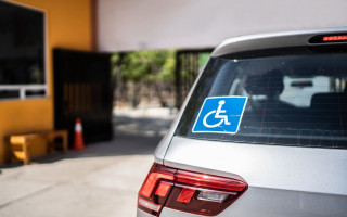 Паркувальні пільги для водіїв з інвалідністю стануть доступні тільки з розпізнавальним знаком