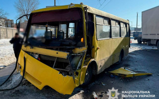 У Києві на Кільцевій дорозі маршрутка потрапила у ДТП з двома вантажівками, фото