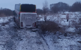 На трассе Львов–Луцк автобус с пассажирами слетел в кювет: фото