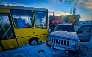 На Київщині в ДТП зіткнулися шкільний автобус з дітьми та легковик: фото