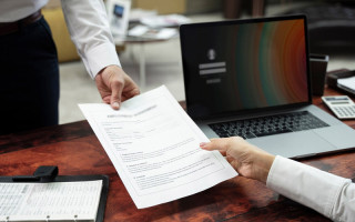 Роботодавцям хочуть дозволити звільнення працівників «заднім числом»