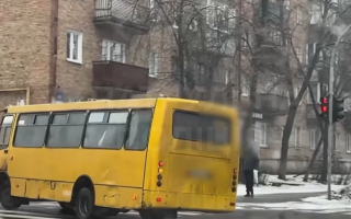 В Киеве водитель маршрутки проехал на красный свет и получит штраф — полиция увидела видео