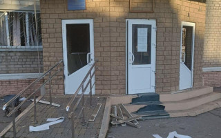 Из-за российских обстрелов повреждено здание налоговой в Краматорске, фото