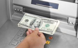 Украинцы за границей сталкиваются с валютными лимитами НБУ: почему платежи сложно осуществлять даже при наличии собственных средств