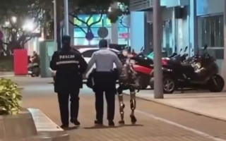 В Китае полиция «задержала» гуманоидного робота, который напугал женщину — видео