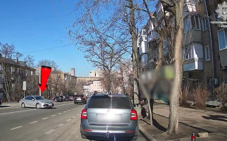 У Києві покарали водія Toyota, який перетнув подвійну суцільну лінію дорожньої розмітки — відео