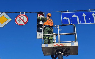 У Києві проводять генеральне прибирання для дорожніх знаків та світлофорів, фото