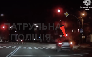 В Киеве водитель на BMW проигнорировал сигнал светофора и попался патрульным: видео