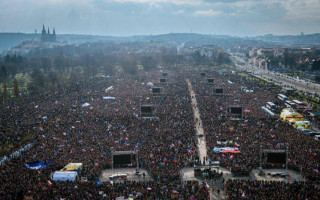 В Праге десятки тысяч людей вышли на митинг против политики правительства Бабиша — видео