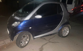 У Києві керманич автівки Smart без водійського протаранив три автомобіля – фото
