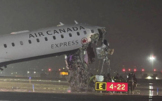В Нью-Йорке пассажирский самолет Air Canada столкнулся с пожарной машиной во время посадки – видео