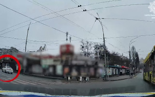 У Києві покарали водія Toyota, який перетнув подвійну суцільну лінію дорожньої розмітки — відео