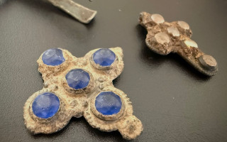 Древние украшения из Украины пытались переслать за границу: таможенники показали находки, фото