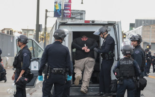 В США после протестов против Трампа задержали десятки человек, фото