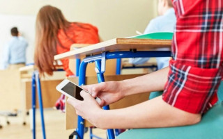 Нові обмеження для дітей на телефони у школах можуть ускладнити фіксацію порушень