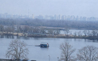 У Києві на Оболоні будиночок «пішов у вільне плавання» – відео