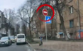 В Киеве наказали водителя, который нарушил требования знака «Въезд запрещен» — видео