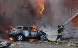 В Черниговской области после атаки РФ пылает здание налоговой службы, фото