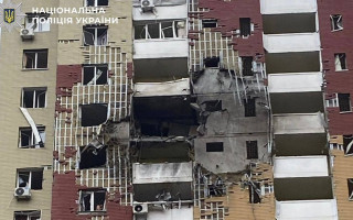 Поврежденные многоэтажки, уничтоженные автомобили — фото последствий российского обстрела Киева