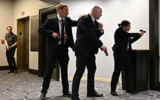 На прийомі з Дональдом Трампом чоловік відкрив стрілянину: стрілка затримали, відео