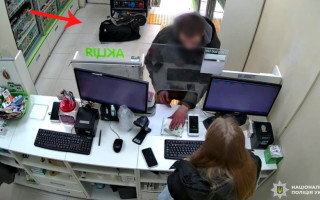 В Киеве мужчине не продали лекарства и он оставил в аптеке сумку «с тротилом»: детали инцидента и видео