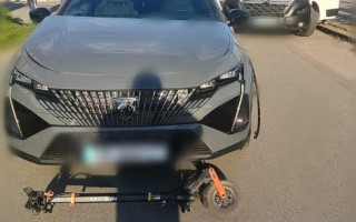 В Киевской области водитель Peugeot сбил детей на электросамокате – видео
