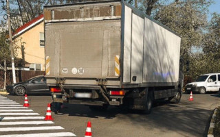 В Ірпені вантажівка переїхала 8-річну дівчинку — інцидент потрапив на відео