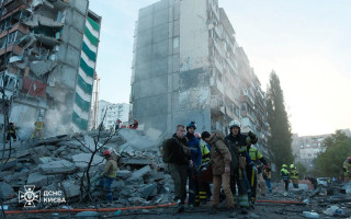 Росія вночі атакувала Київ – зруйнована багатоповерхівка, пошкоджені автомобілі, АЗС, є загиблі та постраждалі