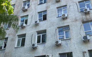 У Дніпрі через атаку РФ пошкоджено будівлю податкової служби, фото