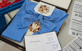 Владимир Зеленский отправил по почте Орден Белого Орла Каролю Навроцкому, фото