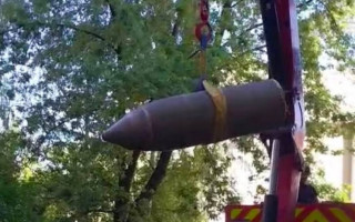 У Києві вибухотехніки вилучили бойову частину ракети, що впала поблизу багатоповерхівки — фото