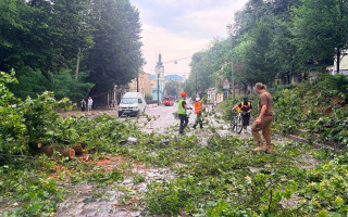 Шквальный ветер во Львове перебросил лавку через многоэтажку, видео