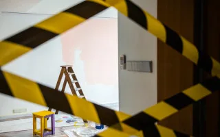 Строители испортили квартиру во время ремонта: как вернуть деньги и заставить подрядчика устранить деффекты